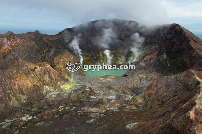 Volcan de White Island (New Zealand) - vue aérienne - détail du cratère et du lac acide - gryphea.org